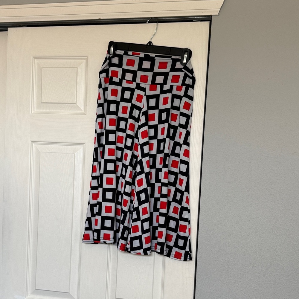 Geometric Print A-Line wide legged capris in Black, White & Red